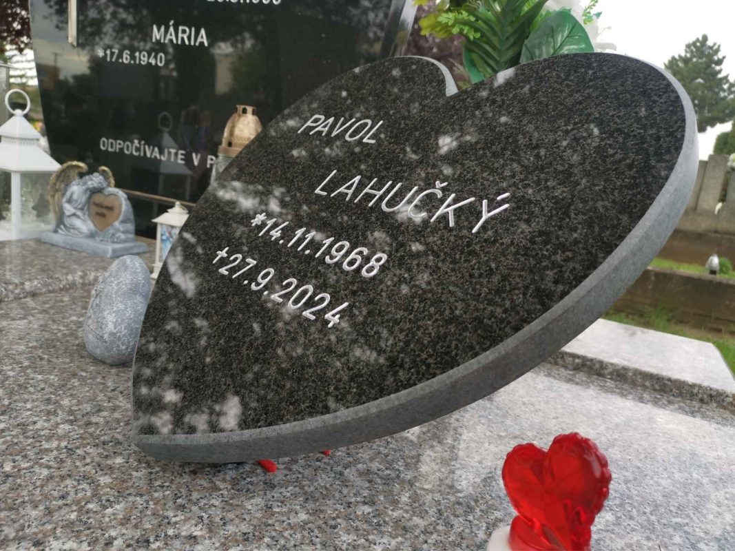 Pomník v tvare srdca kamenárstvo Pribina