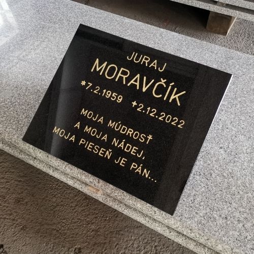 Žulová tabuľka s gravírovaním kamenárstvo Pribina