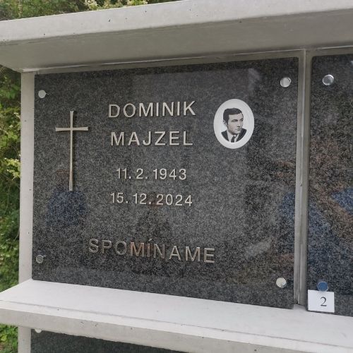Žulová tabuľka v kolumbáriu s gravírovaním kamenárstvo Pribina