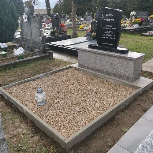 Pomník s podstavcom zo žuly kamenárstvo Pribina