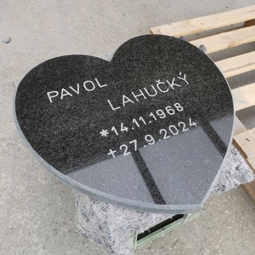 Žulová tabuľka v tvare srdca kamenárstvo Pribina