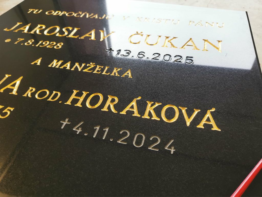 Gravírované písmo na náhrobnom kameni Nitra