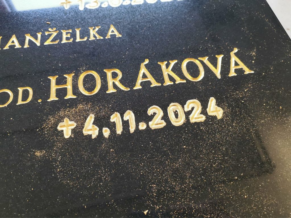Zlátenie písma na pomníku kamenárstvo Pribina
