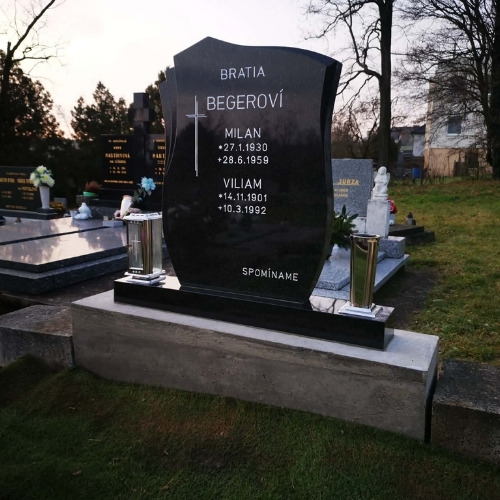 Pomník s betónovým podstavcom kamenárstvo Nitra
