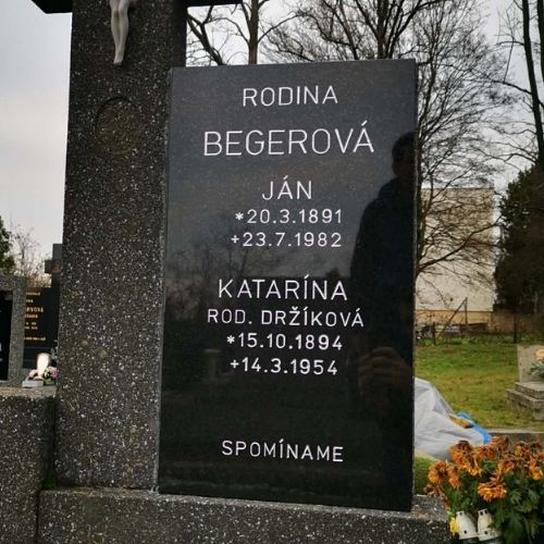 Žulová tabuľka s gravírovaným písmom na pomníku kamenárstvo Pribina