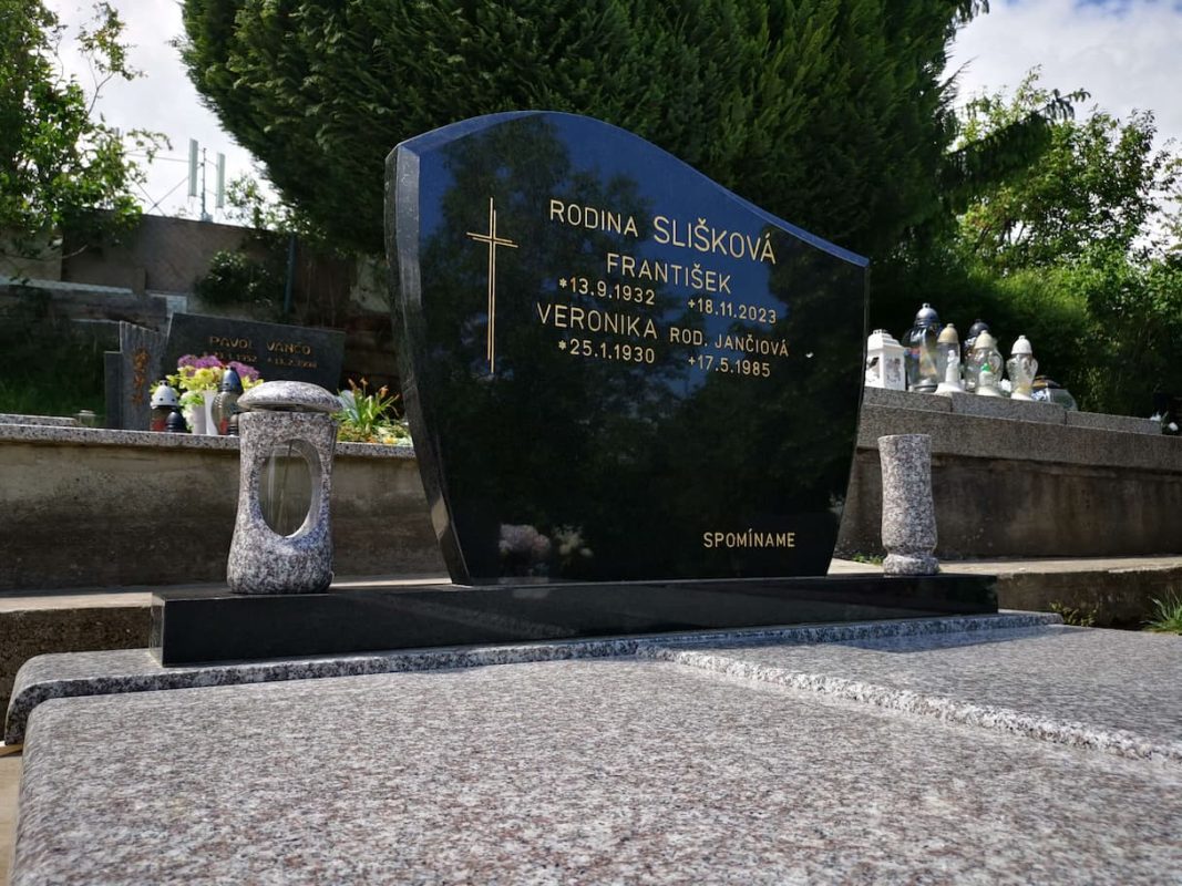 Čierny pomník so zlatými písmenami Nitra